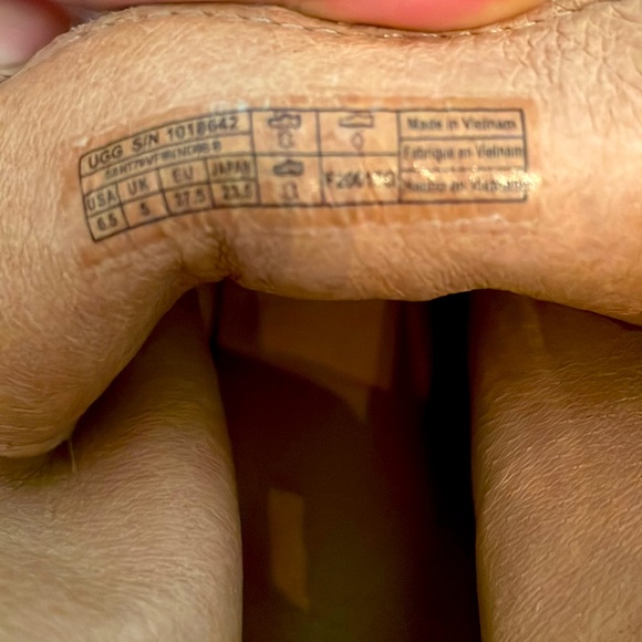 Ugg heeled booties - Picture 4 of 5